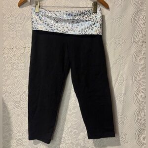 PINK Victoria secret yoga cheetah fold over waist cropped leggings in black